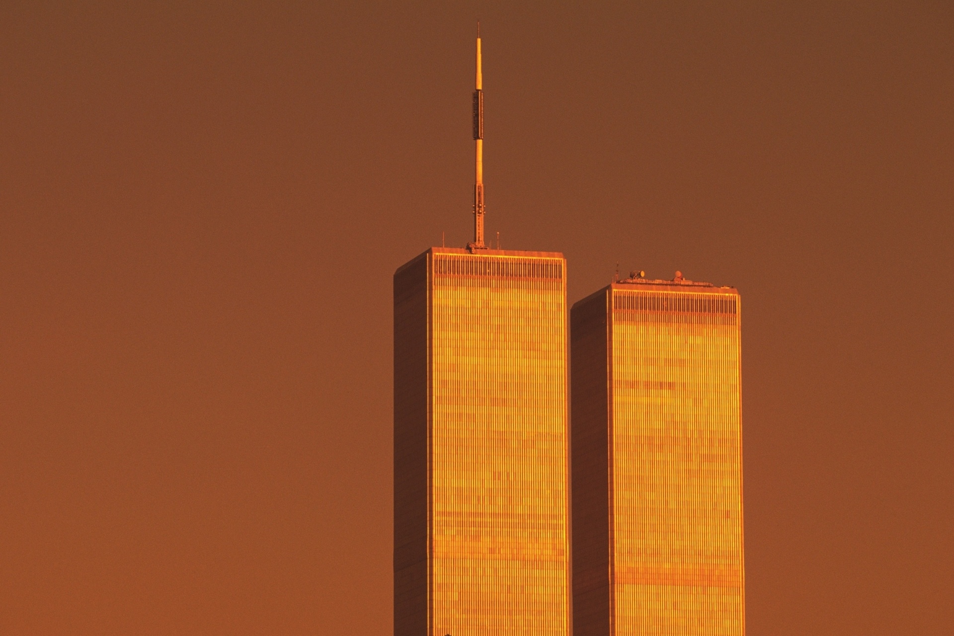 ATENTADO DE 11 DE SETEMBRO FOI FEITO COM CONSENTIMENTO DOS EUA -  O ataque às torres gêmeas não surpreendeu o governo norte-americano, segundo teóricos da conspiração. Os estadistasnão só estavam cientes de que seriam alvo de terroristas, como ainda ajudaram a arquitetar o atentado A justificativa para tal atrocidade é a de que os Estados Unidos precisavam de uma desculpa para bombardear o Afeganistão. - Getty Images