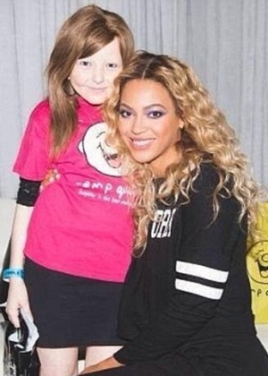 Beyoncé com sua fã Chelsea Lee James, que realizou o sonho de conhecer a cantora