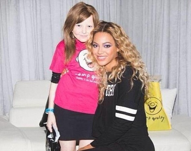 Beyoncé com sua fã, Chelsea Lee James, que morreu após uma luta de 10 anos contra o câncer