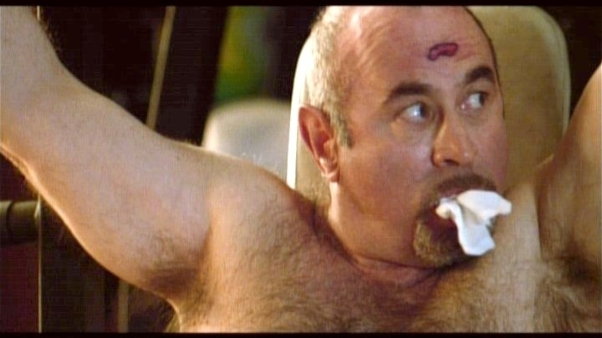 Bob Hoskins como Joey em "American Virgin" (1999) - Reprodução