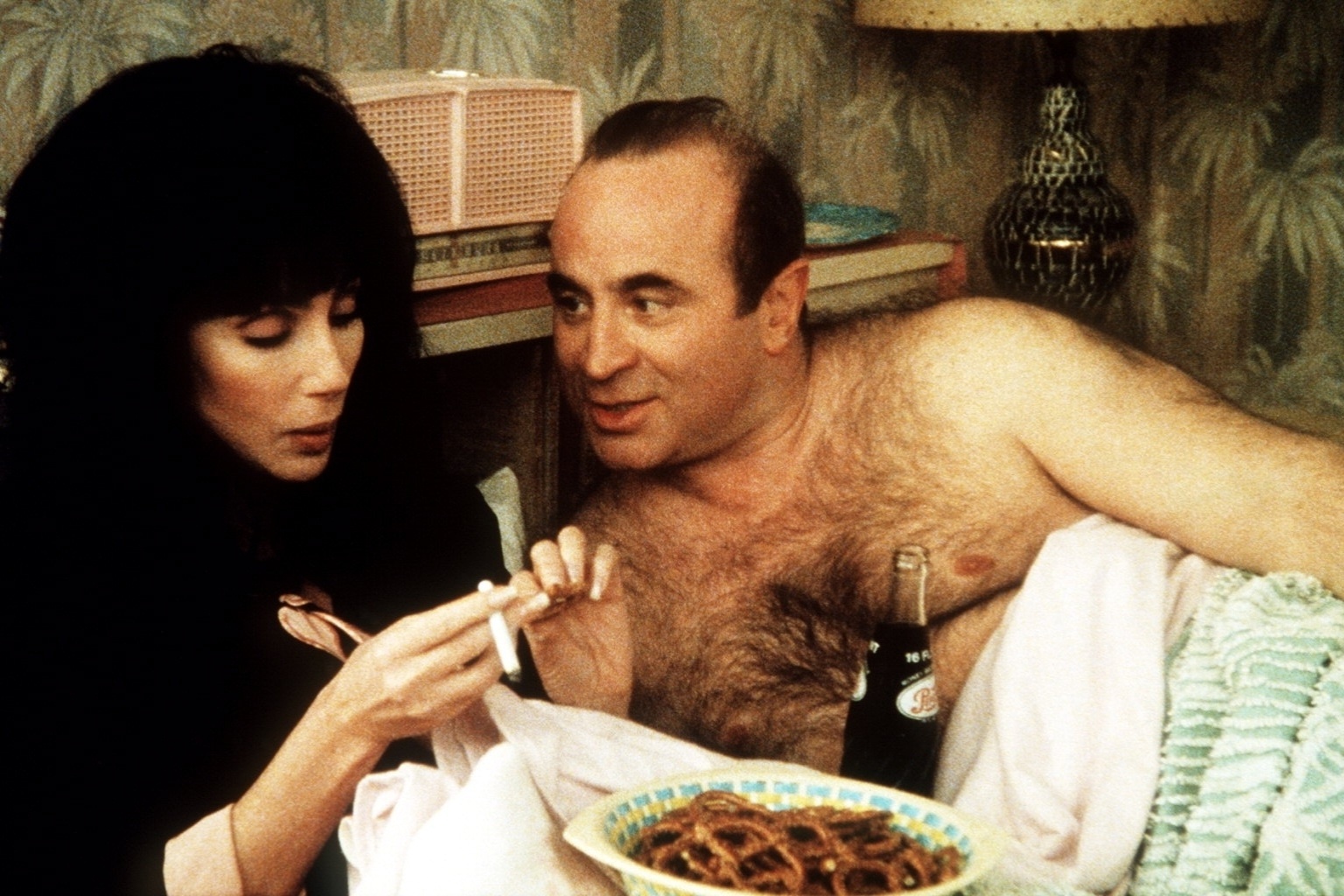 Bob Hoskins contracena com Cher em "Minha Mãe é uma Sereia" (1990) - Reprodução