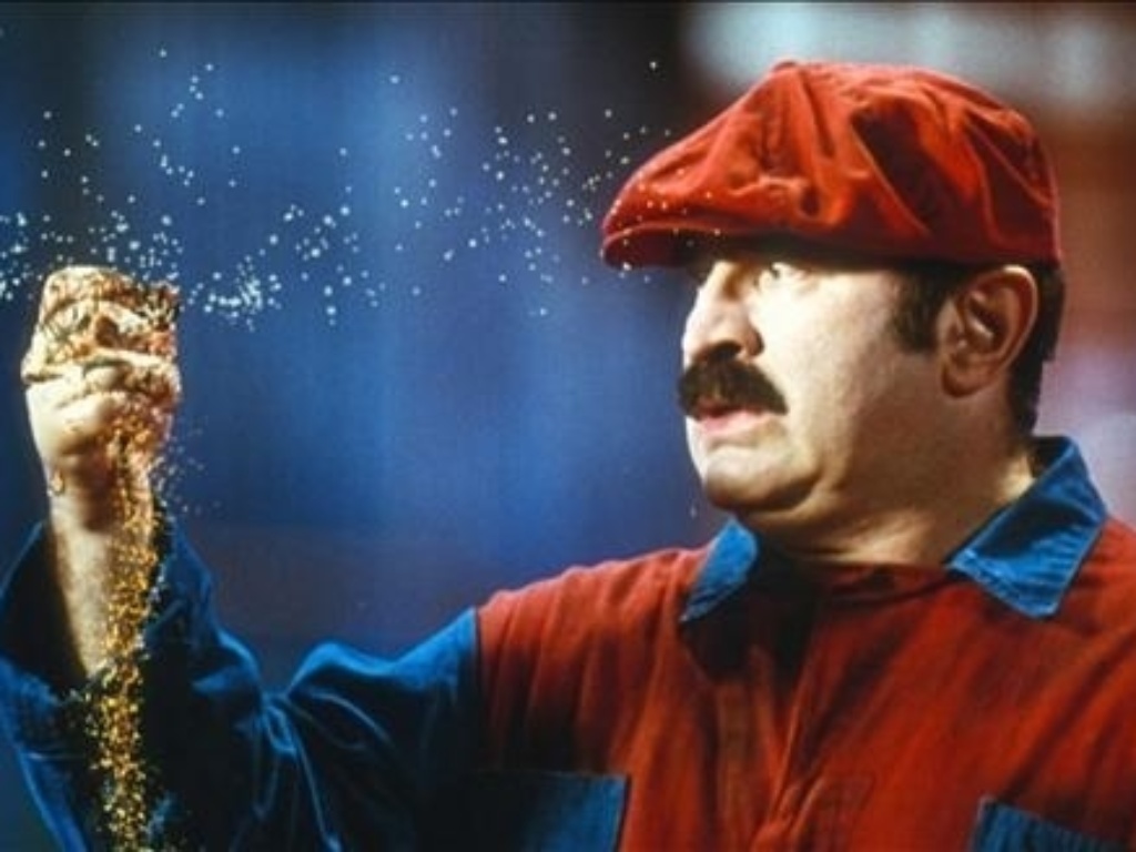 Bob Hoskins deu vida ao personagem do mundo dos games Mario Bros. na adaptação cinematográfica do famoso jogo em 1993 - Reprodução
