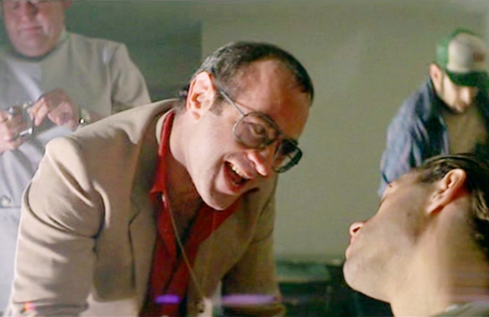 Bob Hoskins interpretou um empresário no filme "The Wall", inspirado na obra da banda Pink Floyd (1982) - Reprodução