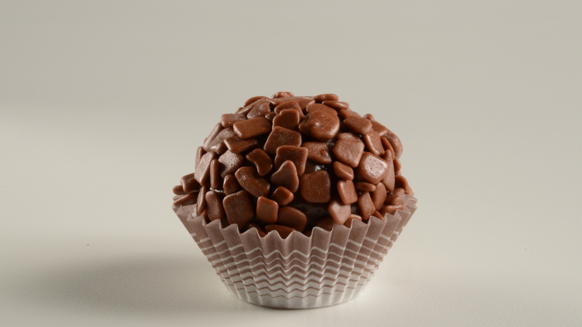 Bolo recheado de brigadeiro, decorado com chapeuzinho vermelho