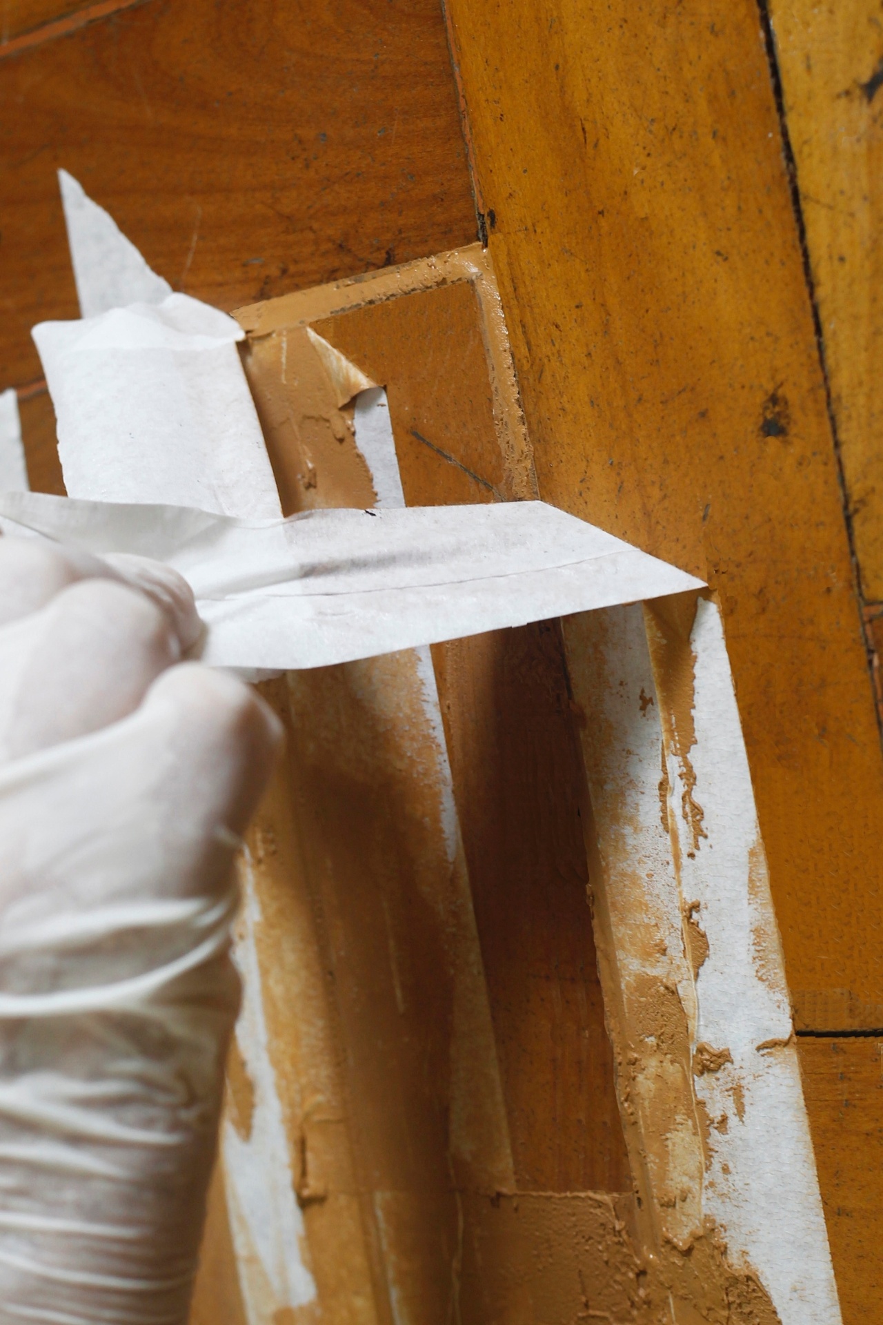 Feita a aplicação da massa acrílica nas fendas entre os tacos, espere secar por 24 horas. Depois desse período, tire a fita crepe... - Reinaldo Canato/UOL