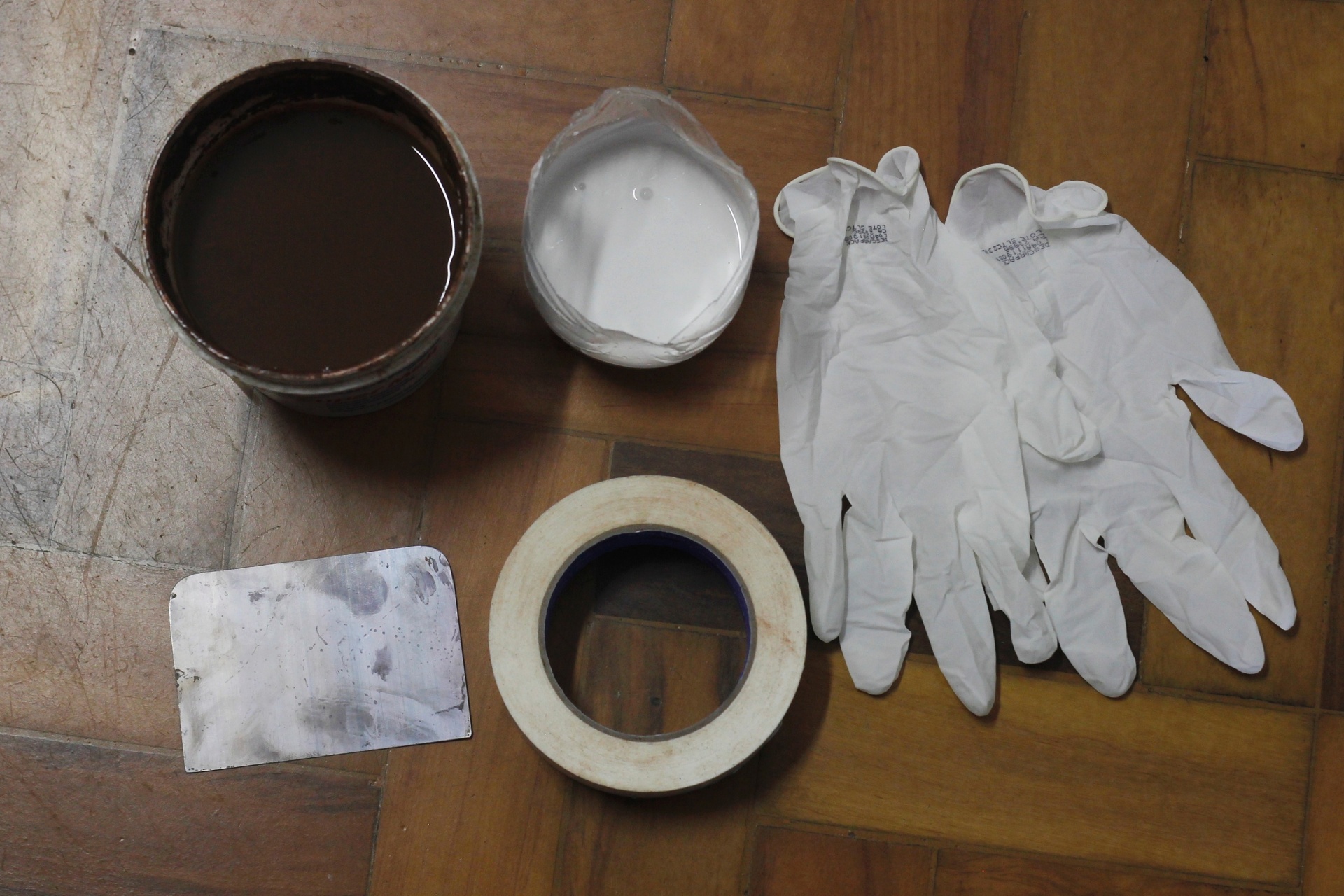 Materiais: massa acrílica para madeira na cor do taco existente / cola branca / luva / lâmina de limpeza ou espátula metálica / fita crepe / aspirador / pano úmido - Reinaldo Canato/UOL