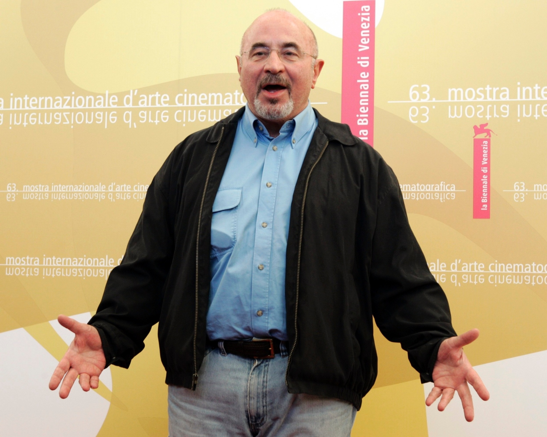 O ator Bob Hoskins posa para fotos em Veneza em 2006. O britânico ficou famoso por papeis de destaque em filmes dos anos 80 e 90, como "Uma Cilada Para Roger Rabbit", "Minha Mãe é uma Sereia" e "Hook" - Reuters