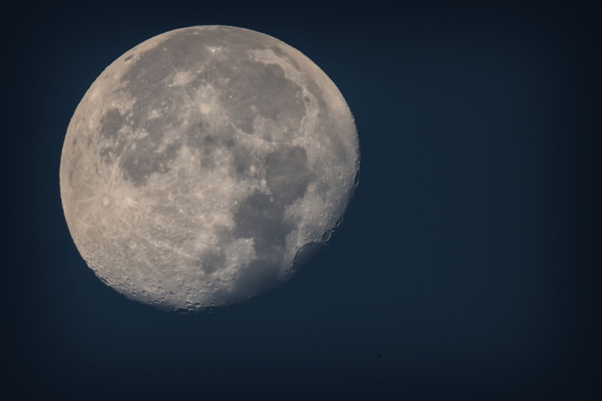 O HOMEM NUNCA CHEGOU À LUA -  Essa é uma das principais teorias da conspiração existentes. Para muitos, no dia 20 de julho de 1969, a nave Apollo 11 não pousou na Lua com astronautas da Nasa. As imagens gravadas e transmitidas amplamente pelas redes de televisão teriam sido forjadas em um estúdio de Hollywood. O intuito da produção seria cumprir a promessa feita pelo então presidente dos Estados Unidos, John F. Kennedy, de levar um homem à lua ainda na década de 60. - Getty Images