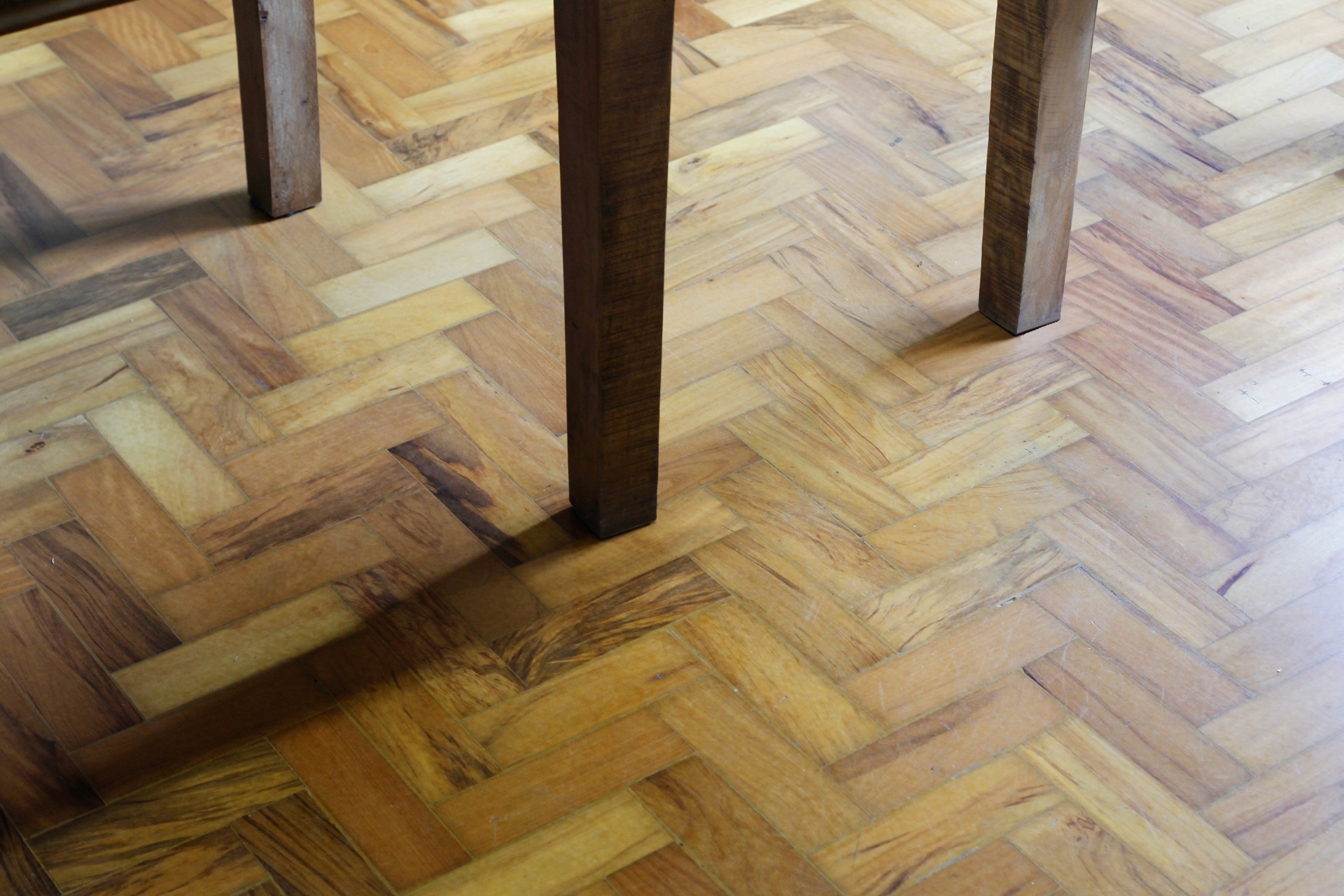 Quem tem piso de taco sabe: com o tempo ele começa a soltar. Antes que o piso todo fique danificado e até cause algum acidente físico, você mesmo pode fazer o reparo. Acompanhe a seguir os passos para restaurar o taco solto - Reinaldo Canato/UOL