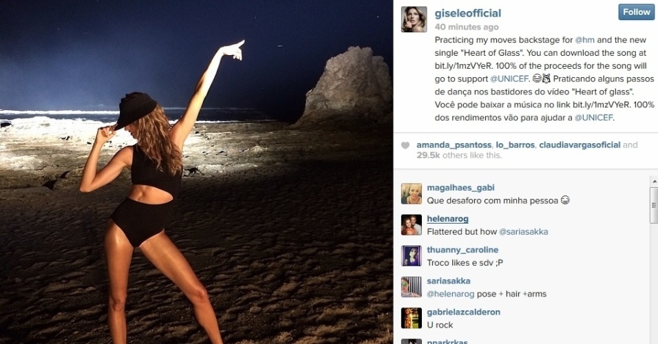 1.mai.2014 - De maiô, Gisele Bundchen brincou de ensaiar passos de dança na praia durante sessão de fotos. A modelo brasileira é garota propaganda de uma loja de departamento
