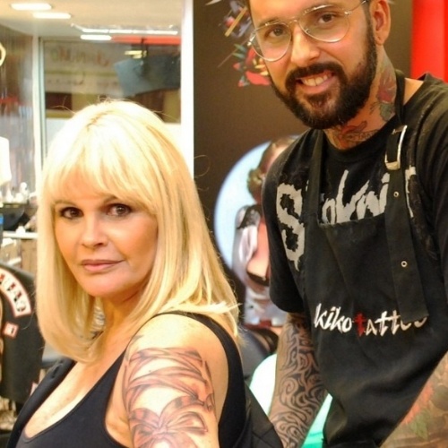 1.mai.2014 - Em sua página do Instagram, Monique Evans contou que fez nova tatuagem no braço. A modelo tatuou um laço. "Minha nova tatuagem", escreveu a ex-modelo