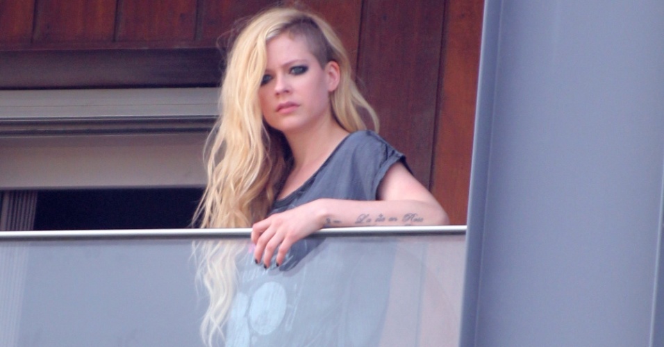 2.mai.2014 - Avril Lavigne na sacada do hotel onde está hospedada, no Arpoador, zona sul do Rio de Janeiro