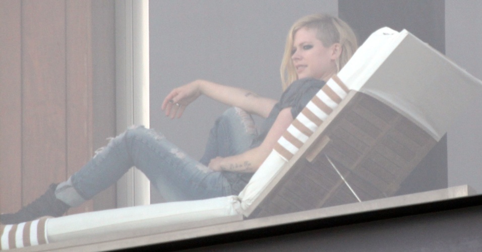 2.mai.2014 - Avril Lavigne na sacada do hotel onde está hospedada, no Arpoador, zona sul do Rio de Janeiro