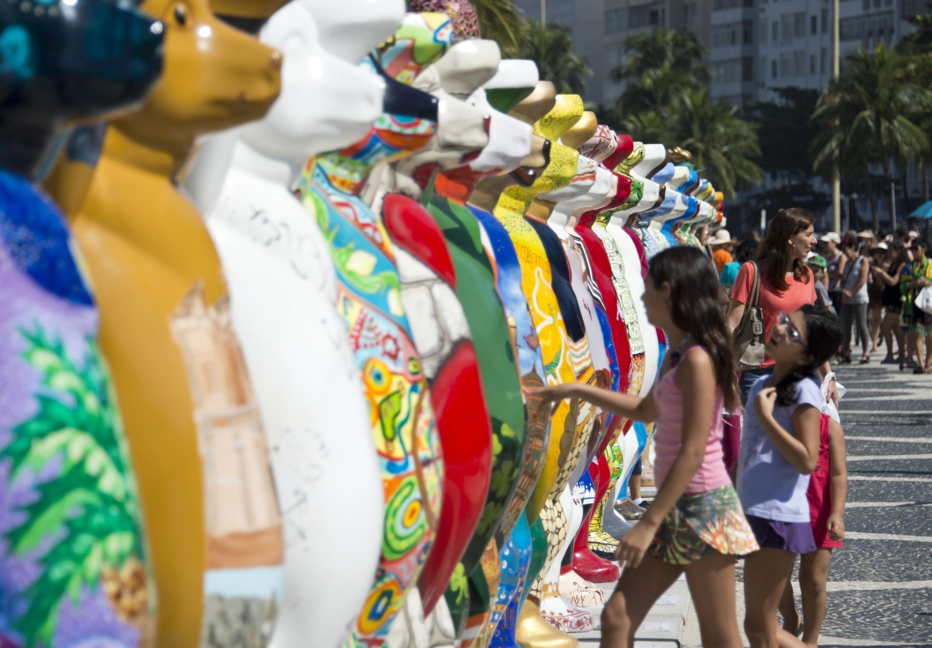2.mai.2014 - Calçadão da Praia do Leme, no Rio de Janeiro, recebe a exposição "United Buddy Bears ? A Arte da Tolerância", em celebração ao ano da Alemanha no Brasil. - AFP