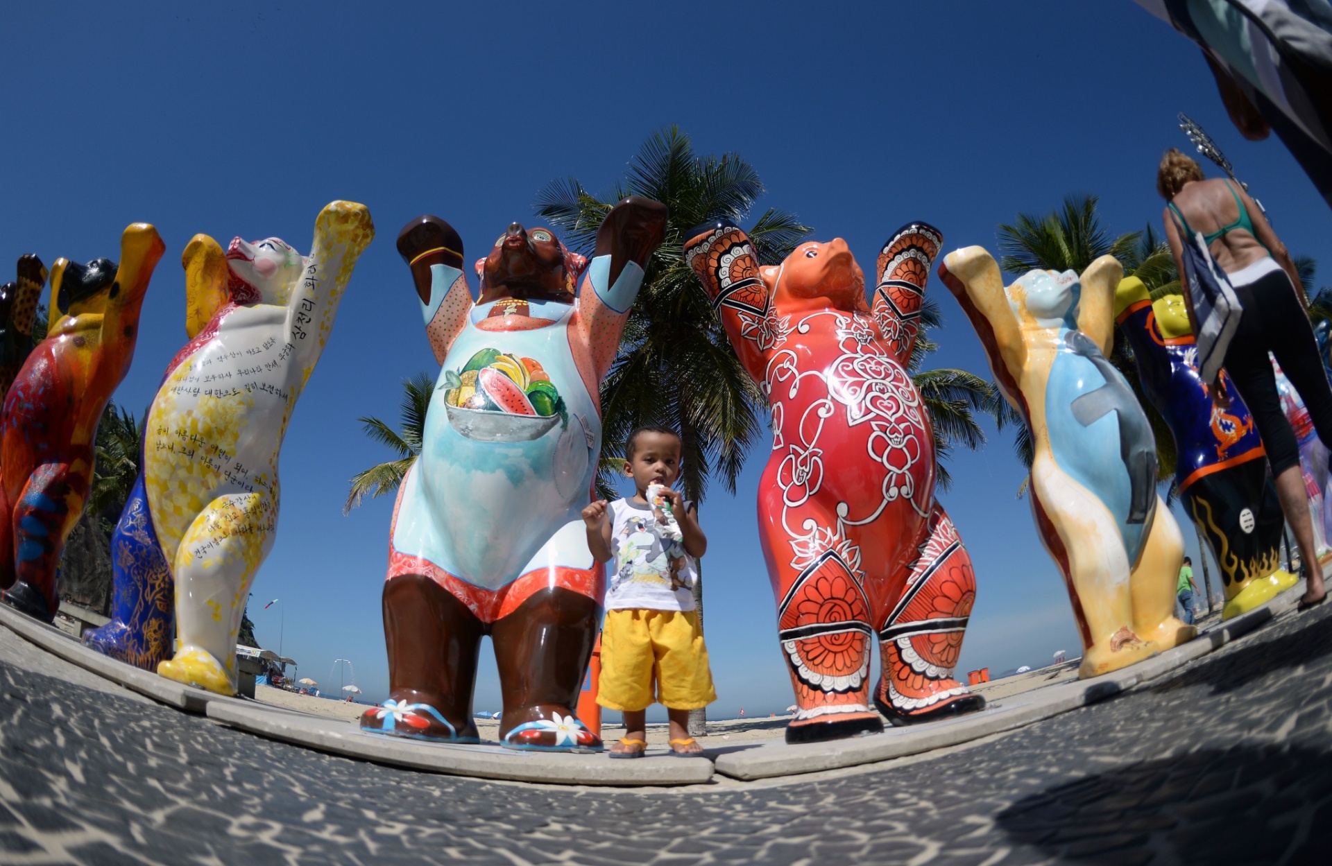 2.mai.2014 - Calçadão da Praia do Leme, no Rio de Janeiro, recebe a exposição "United Buddy Bears ? A Arte da Tolerância", em celebração ao ano da Alemanha no Brasil. - AFP