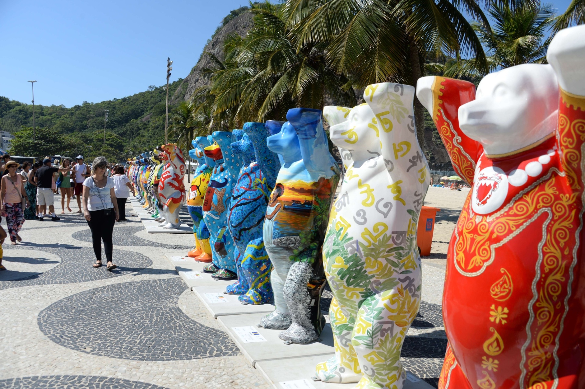 2.mai.2014 - Calçadão da Praia do Leme, no Rio de Janeiro, recebe a exposição "United Buddy Bears ? A Arte da Tolerância", em celebração ao ano da Alemanha no Brasil. - AFP