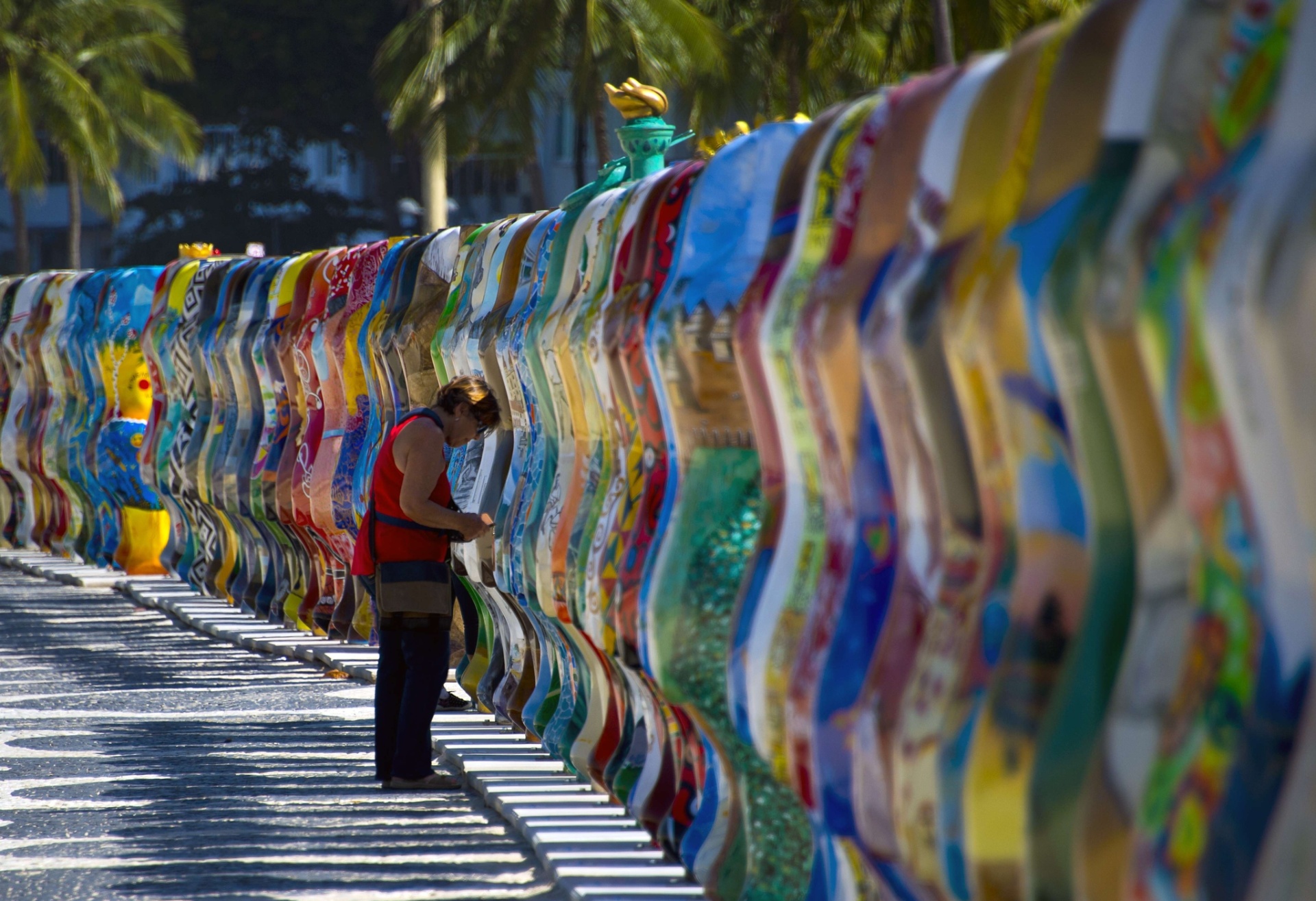 2.mai.2014 - Calçadão da Praia do Leme, no Rio de Janeiro, recebe a exposição "United Buddy Bears ? A Arte da Tolerância", em celebração ao ano da Alemanha no Brasil. - AFP