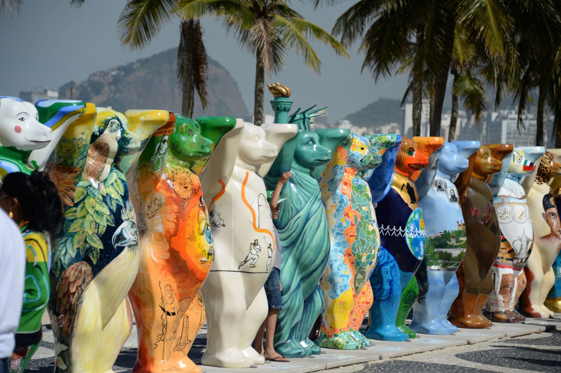 2.mai.2014 - Calçadão da Praia do Leme, no Rio de Janeiro, recebe a exposição "United Buddy Bears ? A Arte da Tolerância", em celebração ao ano da Alemanha no Brasil. - AFP