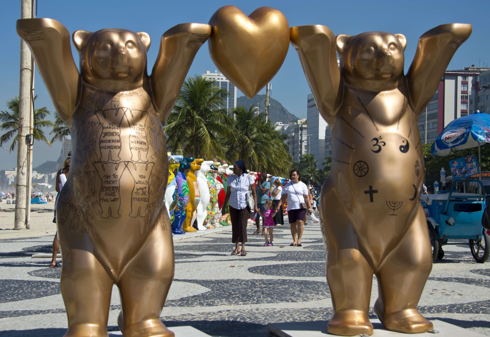 2.mai.2014 - Calçadão da Praia do Leme, no Rio de Janeiro, recebe a exposição "United Buddy Bears ? A Arte da Tolerância", em celebração ao ano da Alemanha no Brasil. - AFP