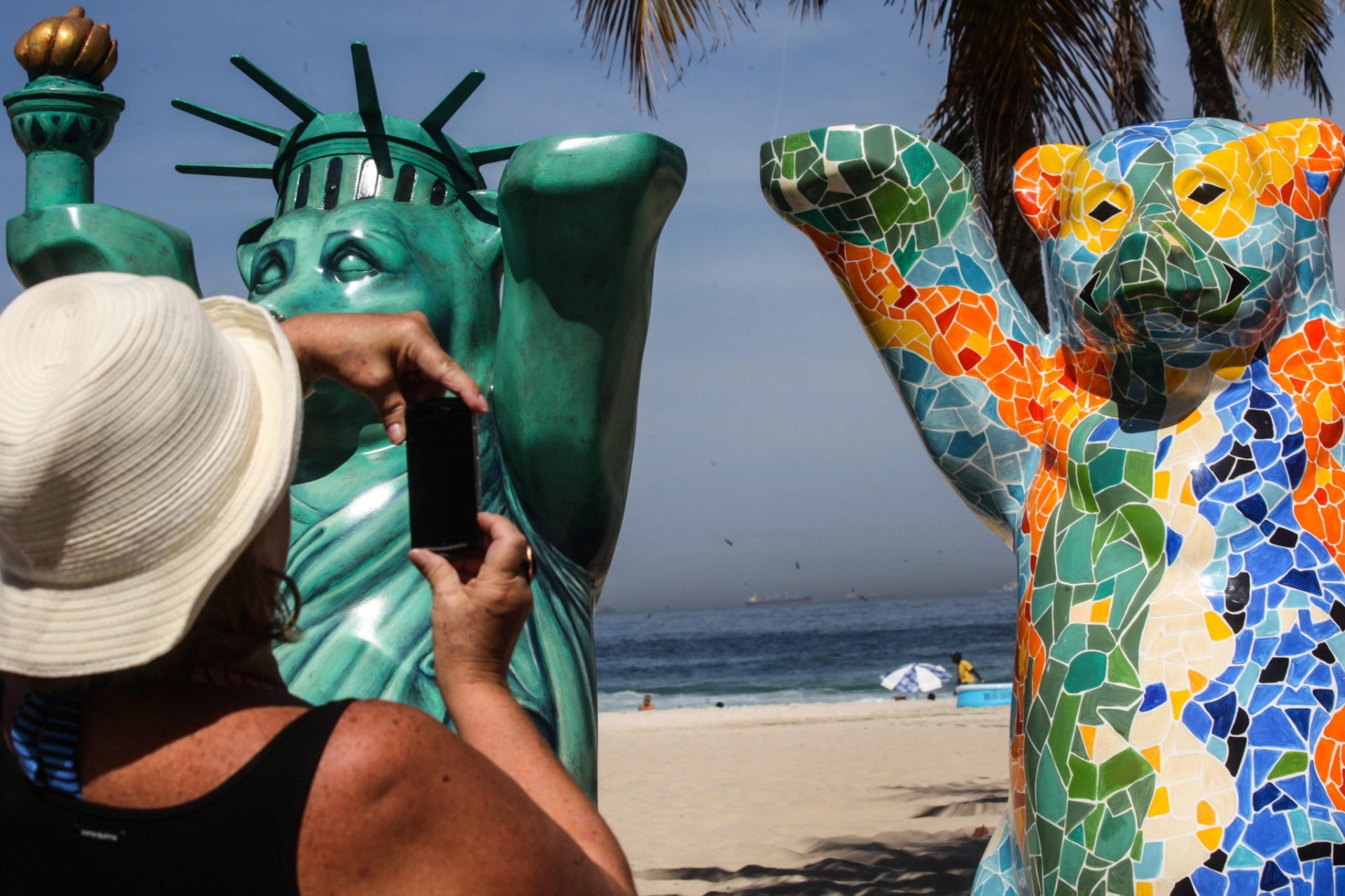 2.mai.2014 - Calçadão da Praia do Leme, no Rio de Janeiro, recebe a exposição "United Buddy Bears ? A Arte da Tolerância", em celebração ao ano da Alemanha no Brasil. - AFP