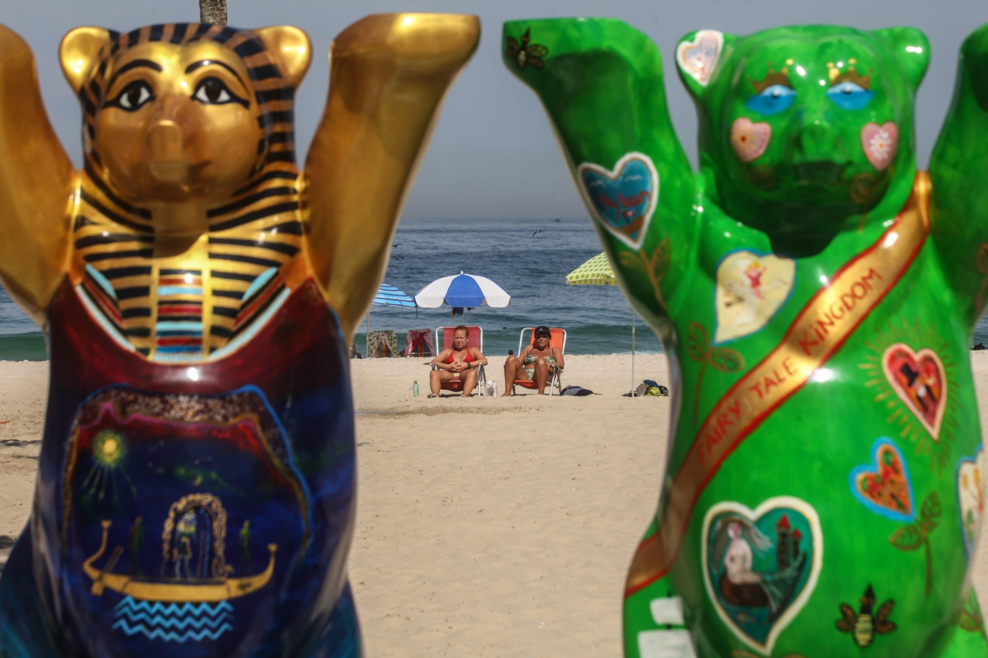 2.mai.2014 - Calçadão da Praia do Leme, no Rio de Janeiro, recebe a exposição "United Buddy Bears ? A Arte da Tolerância", em celebração ao ano da Alemanha no Brasil. - AFP