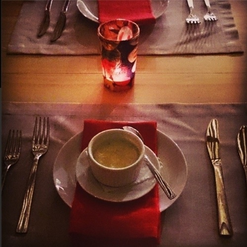 2.mai.2014 - Klebber Toledo e Marina Ruy Barbosa curtiram um jantar romântico e mostraram aos fãs a mesa preparada, com direito a luz de velas. "Por hoje é só... #boanoite #goodnight", falou o ator