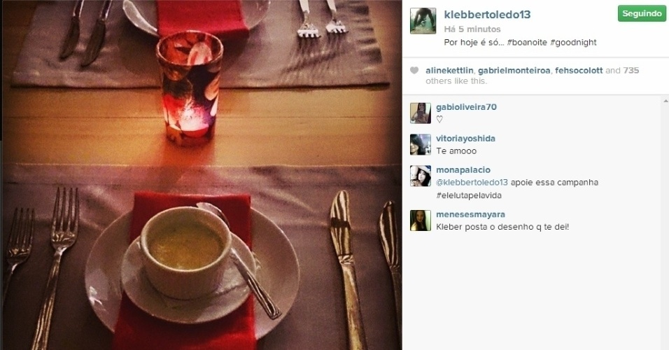 2.mai.2014 - Klebber Toledo e Marina Ruy Barbosa curtiram um jantar romântico e mostraram aos fãs a mesa preparada, com direito a luz de velas. 