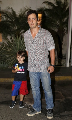 2.mai.2014 - Thiago Rodrigues levou o filho Gabriel para acompanhar ao lado do elenco o último capítulo de "Além do Horizonte"
