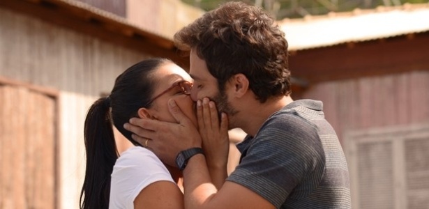 Celina (Mariana Rios) e William (Thiago Rodrigues) celebram com beijo inauguração de posto de saúde em Tapiré, na novela "Além do Horizonte"