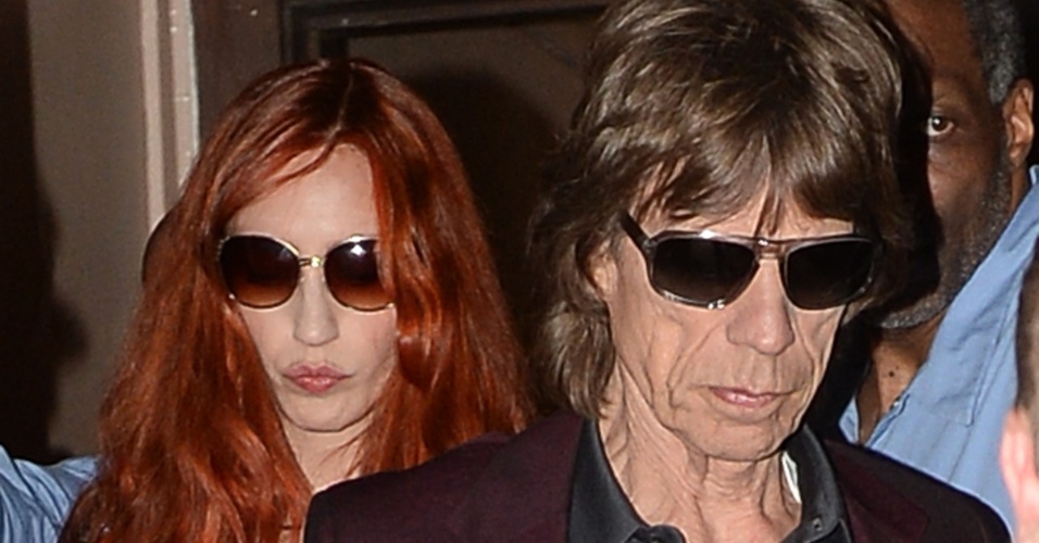 2.mai.2014 - Mick Jagger vai a missa para namorada