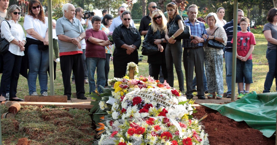 Corpo De Mãe Dináh é Enterrado Em São Paulo Vidente Morreu Aos 83 Anos Últimas Notícias Uol