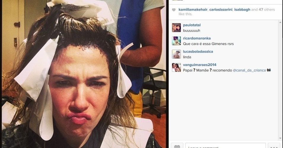 3.maio.2014 - Luciana Gimenez posta foto pintando o cabelo. Na noite deste sábado (3), a apresentadora compartilhou uma imagem sua fazendo bico enquanto cuidava das madeixas