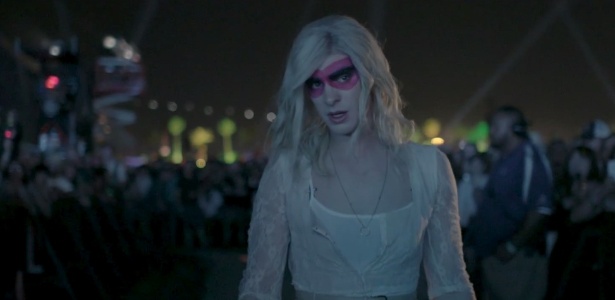 O ator Andrew Garfield ("O Espetacular Homem-Aranha 2" aparece vestido de mulher em teaser do clipe de "We Exist", da banda canadense Arcade Fire - Reprodução