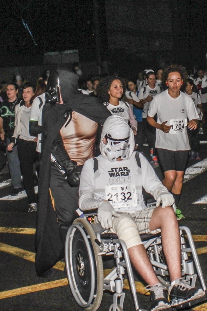 4.mai.2014 - Cadeirante participa da corrida noturna Star Wars, em São Paulo. A largada da prova foi no primeiro minuto deste domingo - Marco Ambrosio/Folhapress