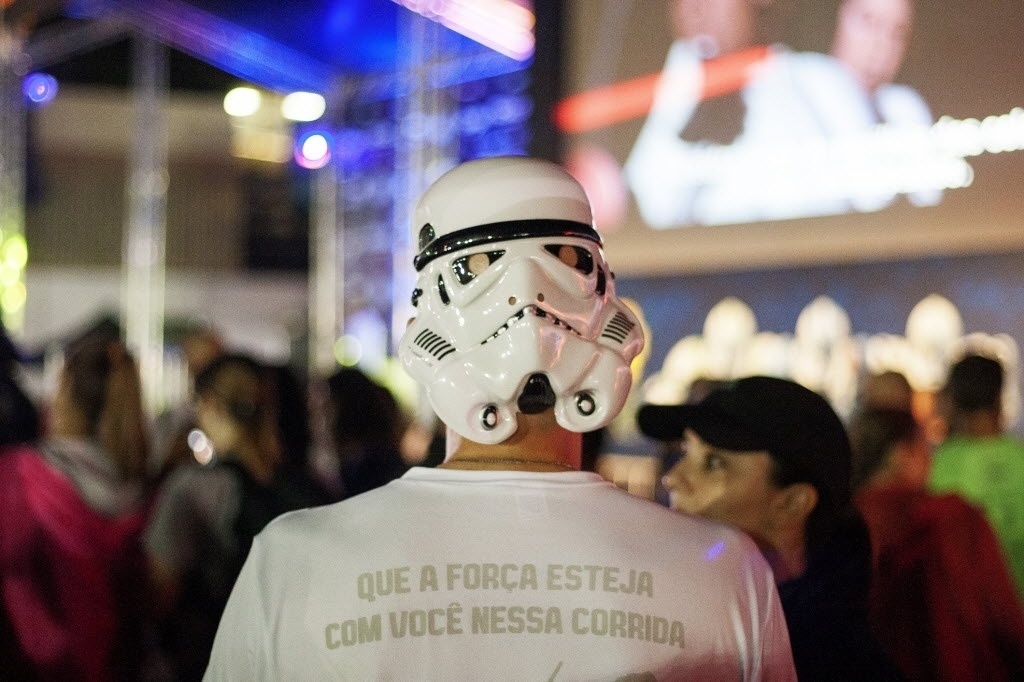 4.mai.2014 - Fã exibe sua camisa durante a corrida noturna Star Wars, que marcou o início das comemorações do Dia Mundial Star Wars no Brasil - Léo Pinheiro/Futura Press/Folhapress