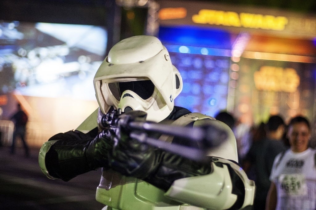 4.mai.2014 - Fã exibe sua fantasia durante a corrida noturna Star Wars.  A largada da prova foi no primeiro minuto deste domingo - Léo Pinheiro/Futura Press/Folhapress