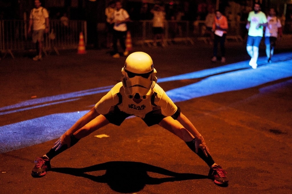 4.mai.2014 - Fã participa da corrida noturna Star Wars, que marcou o início das comemorações do Dia Mundial Star Wars no Brasil - Léo Pinheiro/Futura Press/Folhapress