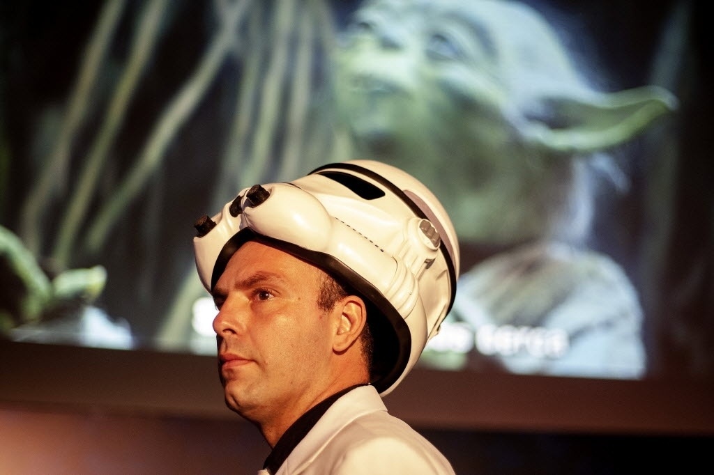 4.mai.2014 - Fã participa da corrida noturna Star Wars, que marcou o início das comemorações do Dia Mundial Star Wars no Brasil - Léo Pinheiro/Futura Press/Folhapress