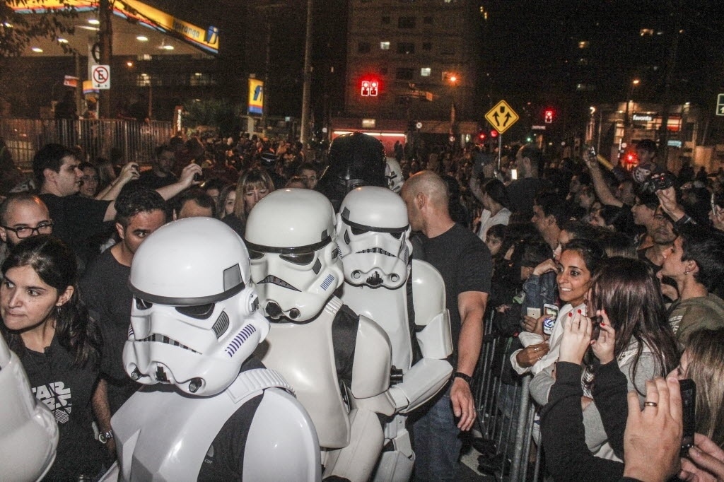 4.mai.2014 - Fantasiados com os personagens do filme "Star Wars", 5 mil fãs participam de corrida noturna que marcou o início das comemorações do Dia Mundial Star Wars no Brasil - Marco Ambrosio/Folhapress