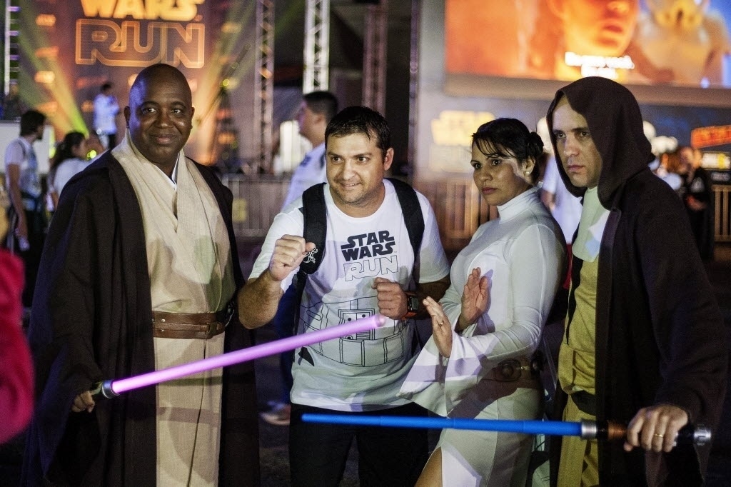 4.mai.2014 - Fantasiados com os personagens do filme "Star Wars", fãs posam na corrida noturna que marcou o início das comemorações do Dia Mundial Star Wars no Brasil - Léo Pinheiro/Futura Press/Folhapress