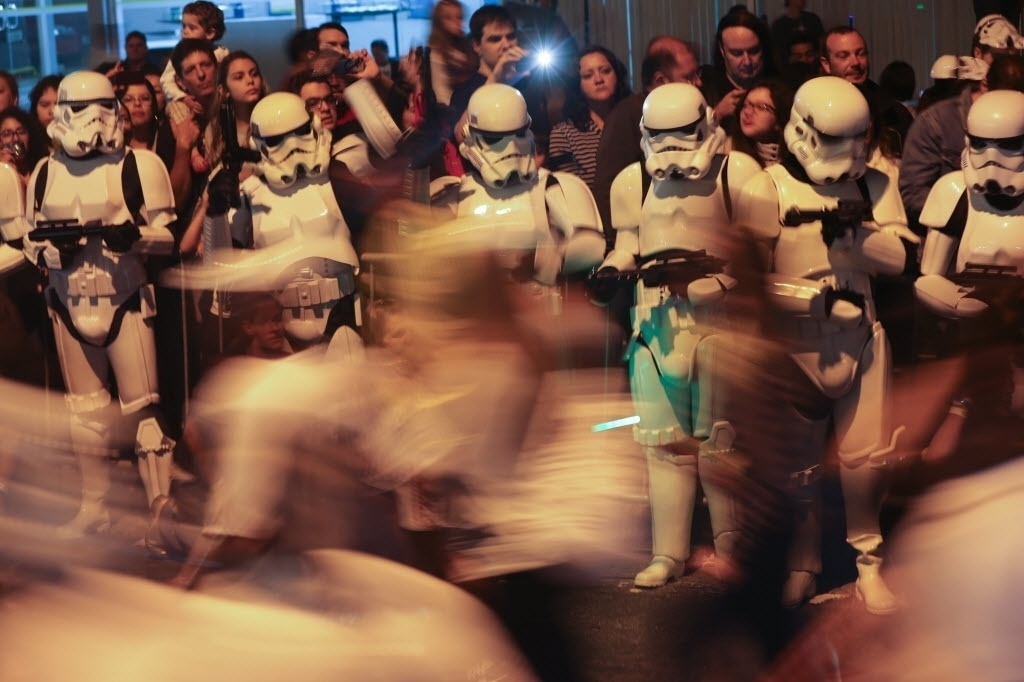 4.mai.2014 - Fãs participam da corrida noturna Star Wars, que marcou o início das comemorações do Dia Mundial Star Wars no Brasil - Léo Pinheiro/Futura Press/Folhapress