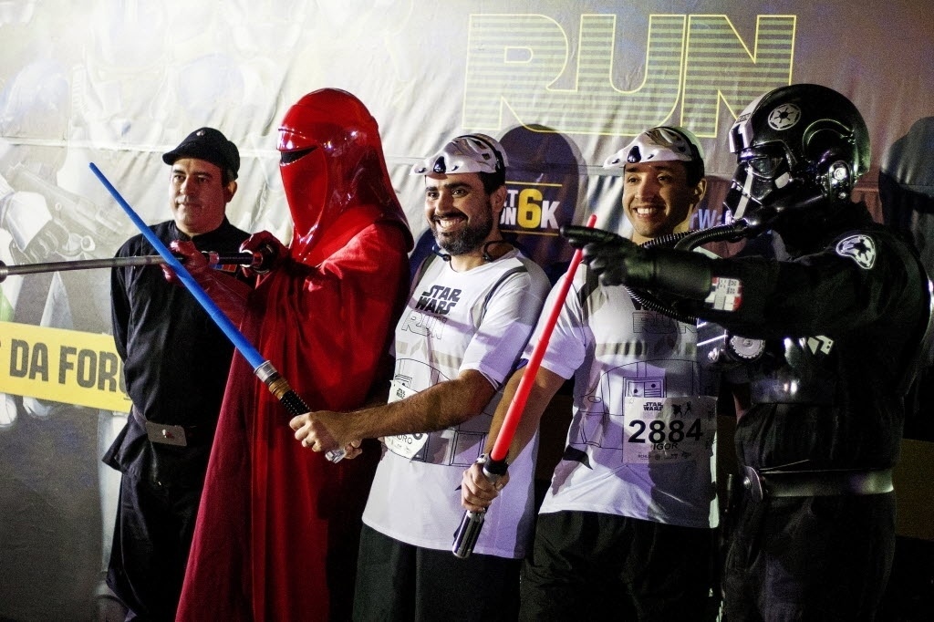 4.mai.2014 - Fãs posam para foto na corrida noturna Star Wars, que marcou o início das comemorações do Dia Mundial Star Wars no Brasil - Léo Pinheiro/Futura Press/Folhapress