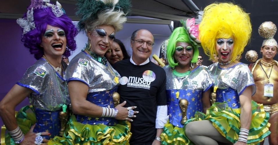 4.mai.2014 - O governador de São Paulo Geraldo Alckmin posa com drag queens antes do início da Parada do Orgulho LGBT, em São Paulo
