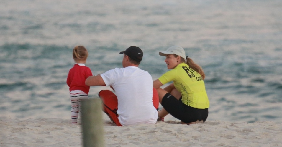 4.maio.2014 - Angélica e Luciano Huck curtem praia com a filha. O casal de apresentadores foi clicado com a caçula, Eva, na Praia da Barra