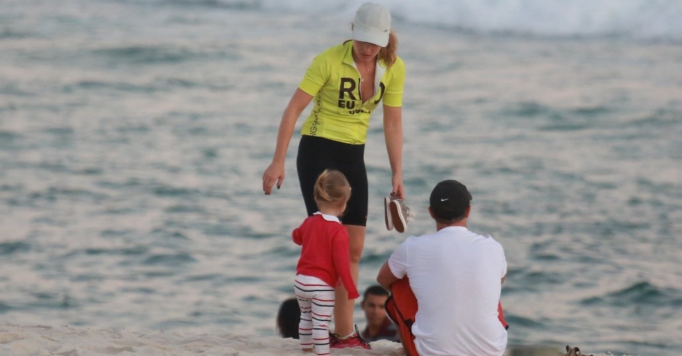 4.maio.2014 - Angélica e Luciano Huck curtem praia com a filha. O casal de apresentadores foi clicado com a caçula, Eva, na Praia da Barra