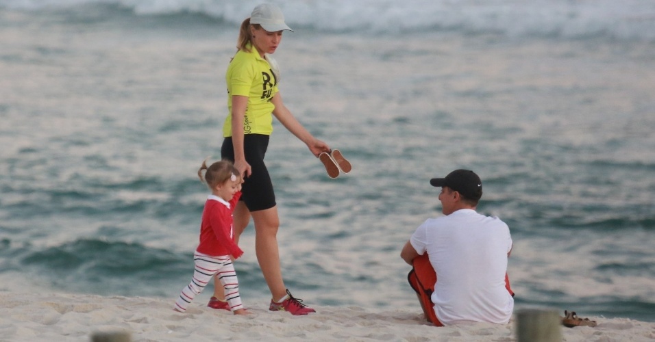 4.maio.2014 - Angélica e Luciano Huck curtem praia com a filha. O casal de apresentadores foi clicado com a caçula, Eva, na Praia da Barra