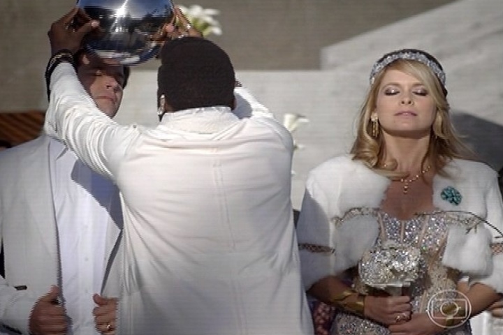 5.mai.2014 - Brian Benson realiza a cerimônia de votos de casamento de Jonas Marra e Pamela Parker