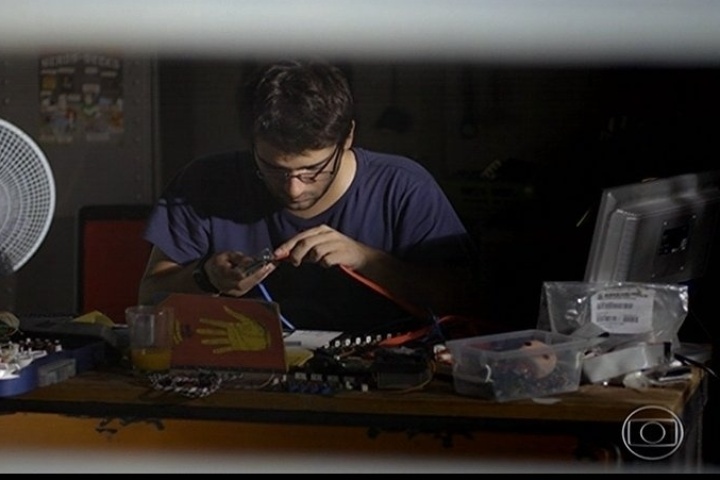 5.mai.2014 - Davi é um gênio da informática e tenta cria um computador revolucionário
