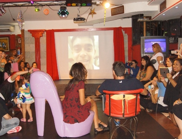 5.mai.2014 - Franciele e Diego assistem a homenagem feita pelos fãs em festa surpresa