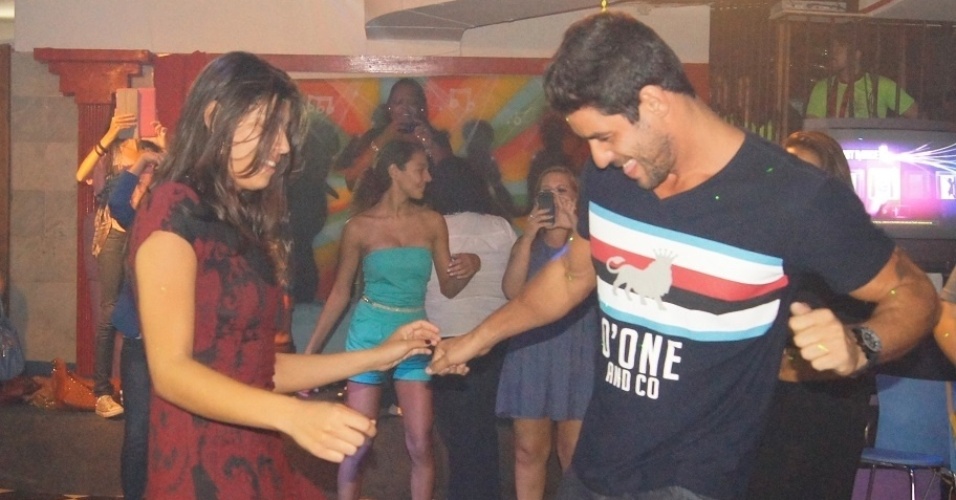5.mai.2014 - Franciele e Diego dançam em festa surpresa